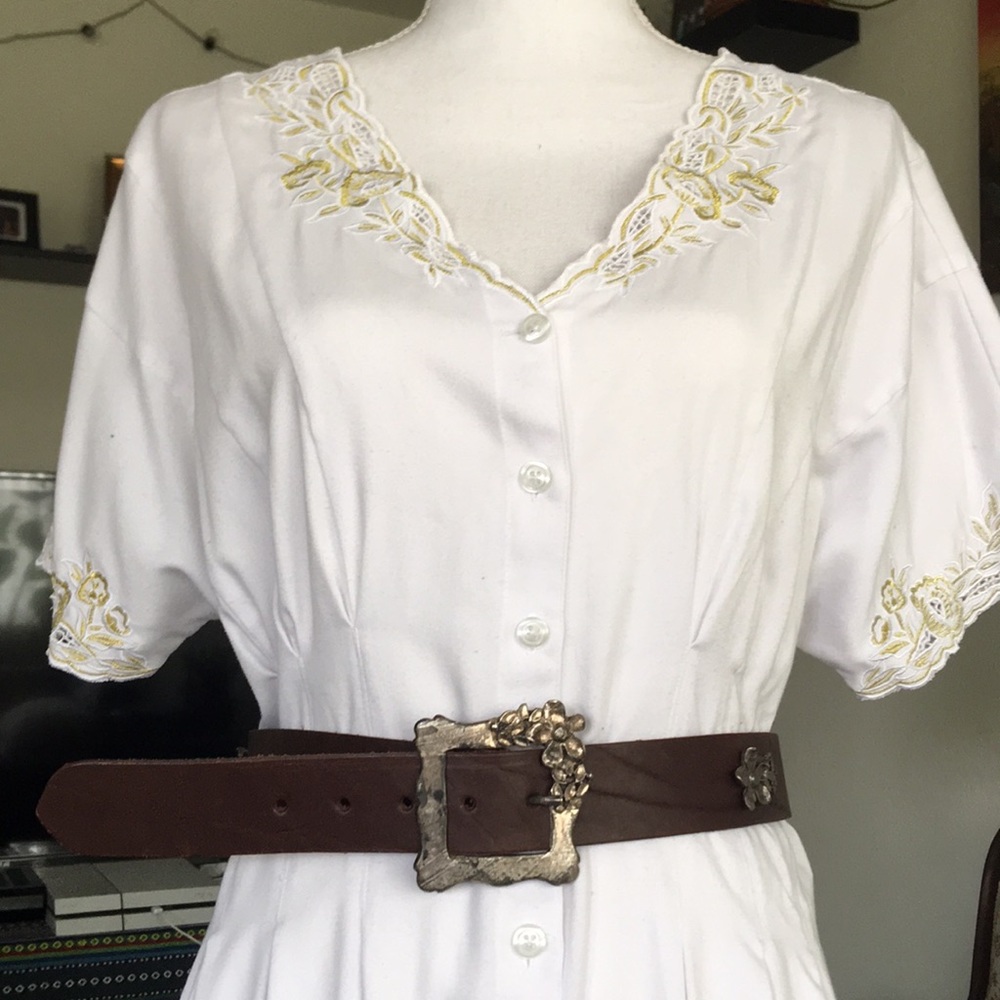 Floral frame silver buckle with flower accent